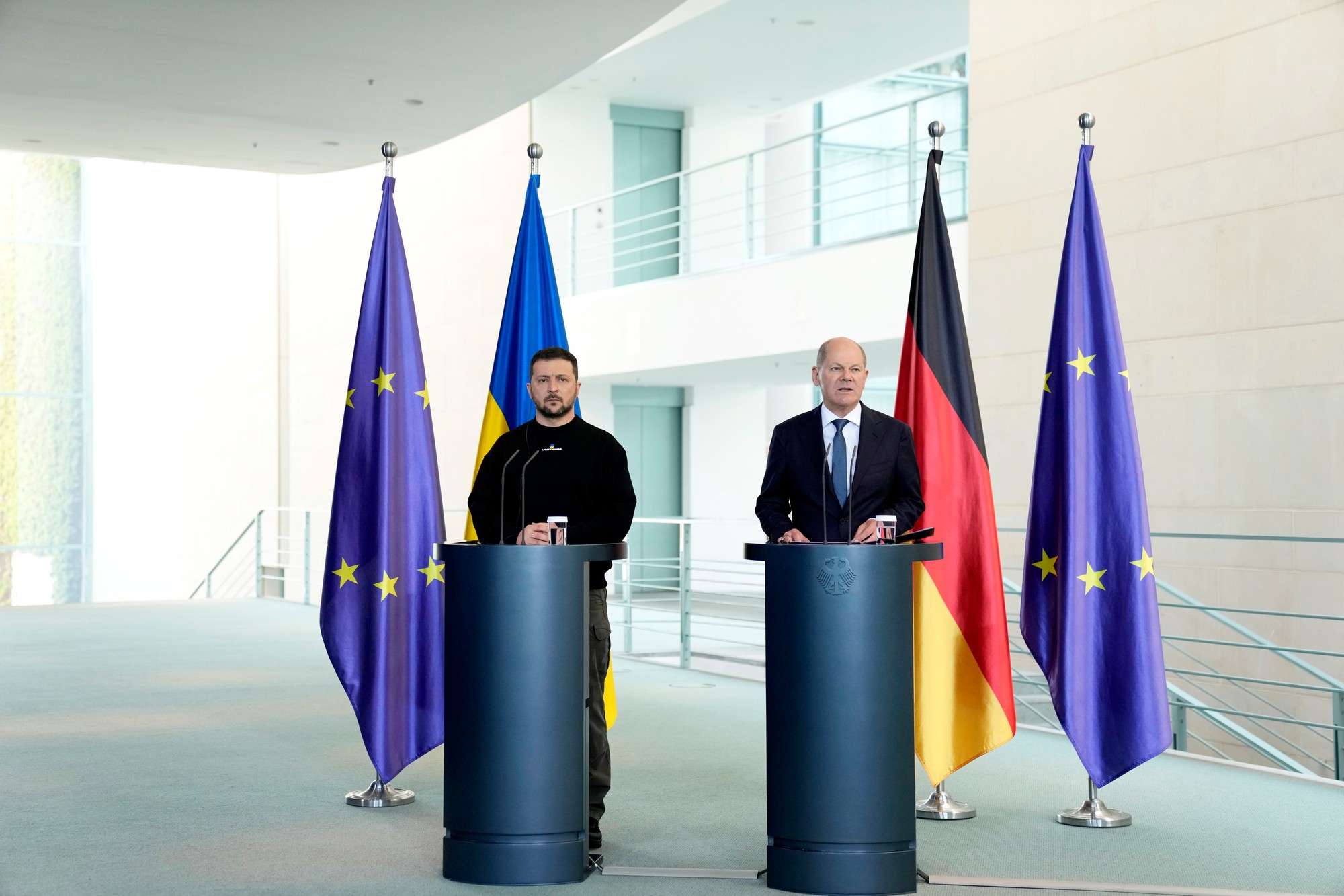 Nemecký kancelár Olaf Scholz a ukrajinský prezident Volodymyr Zelenskyj počas stretnutia v Berlíne.