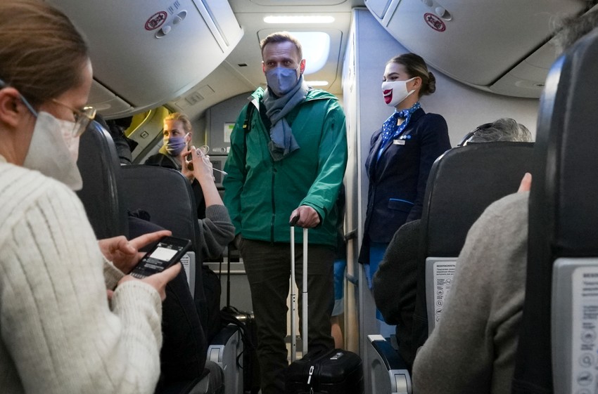 Aleksej Navaljni sa suprugom Julijom u avionu za Moskvu na aerodromu u Šenefeldu kod Berlina 17. januara 2021.