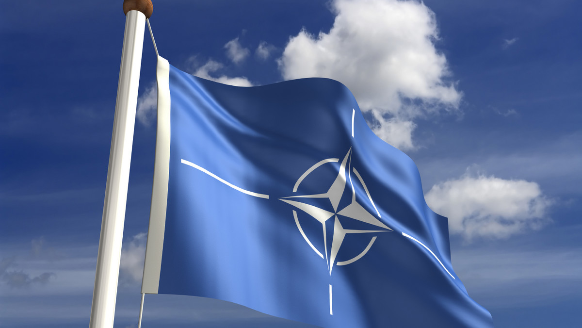 Wiosną 2017 roku W. Brytania rozmieści 800 żołnierzy, a także najpewniej drony, czołgi i bojowe wozy piechoty w ramach wzmocnionej obecności wojskowej NATO w Europie Środkowo-Wschodniej - zapowiedział minister obrony Michael Fallon, o czym pisze "WSJ".