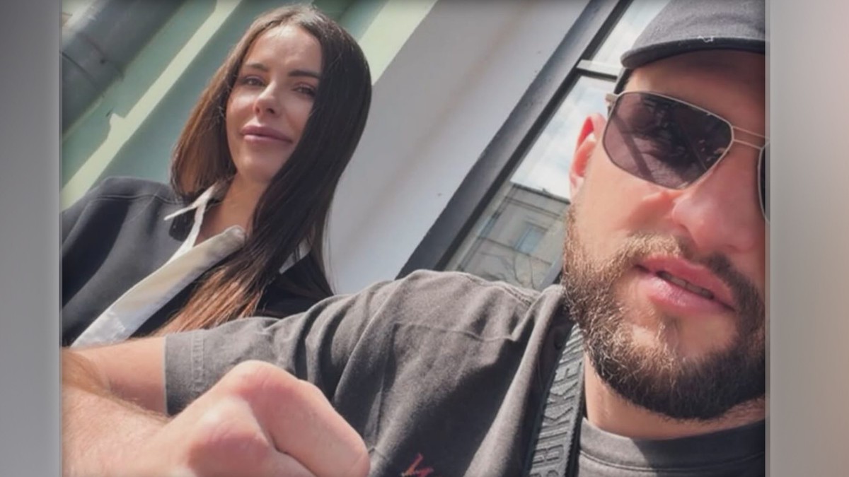 LUKSUZNA NEMA NI NA MAPI Pogledajte čime se Veljko Ražnatović i Bogdana voze u Rusiji: Oduševili sve prizorom iz grada