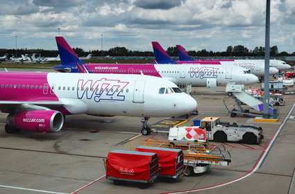 Wizz Air i 30 innych firm pod lupą UOKiK. Chodzi o płatność za połączenie z infolinią