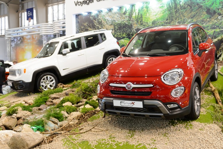 Samochody Jeep Renegade (L) i Fiat 500X (P) zaprezentowane podczas targów motoryzacyjnych Motorshow 2015, w Poznaniu. <br><br>(mgo) PAP/Jakub Kaczmarczyk