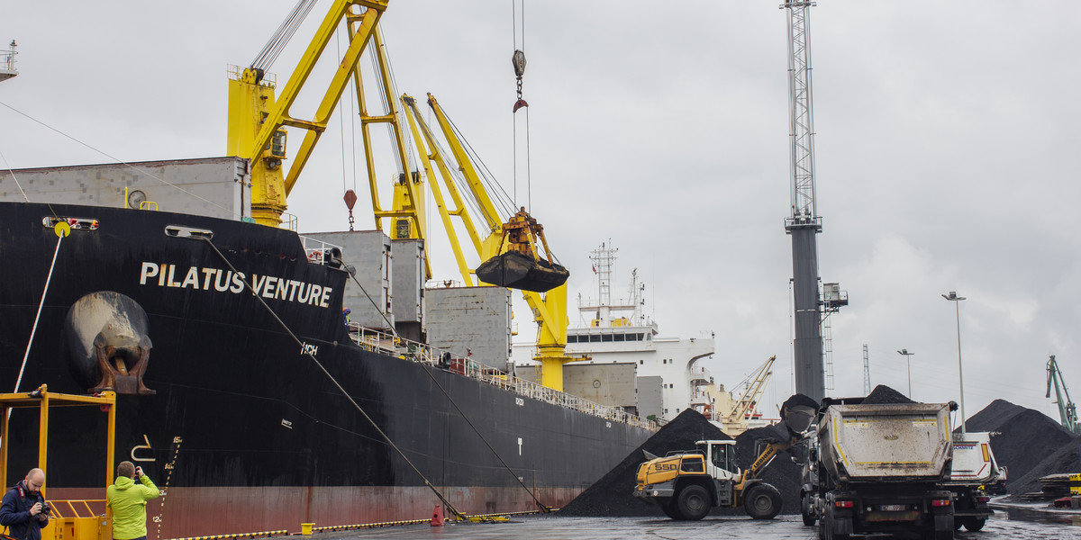 Statek z węglem kolumbijskim rozładowywany w Porcie Gdańsk.