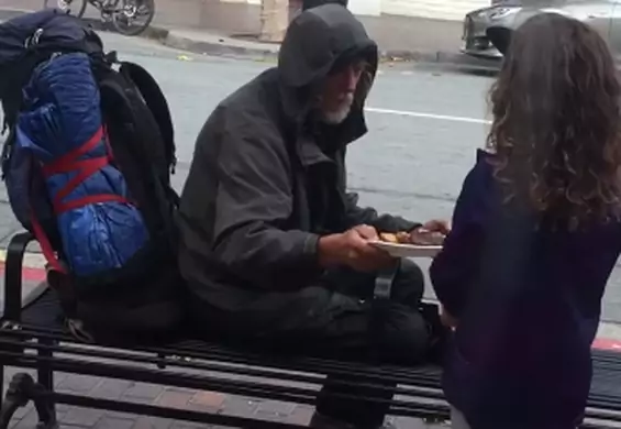 Dziewczynka oddała posiłek bezdomnemu. Dzięki nagraniu mężczyzna może odzyskać kontakt z rodziną