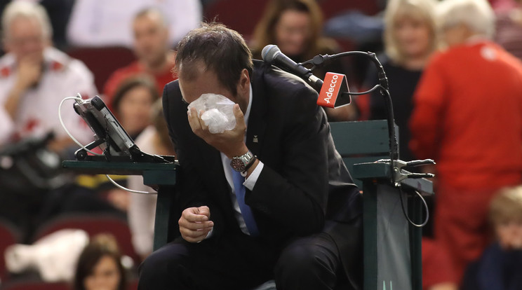 Gabas jeges borogatással próbálta kezelni a sérült testrészét /Fotó: AFP