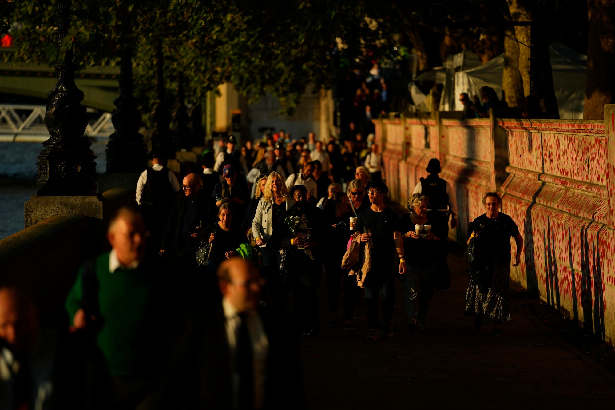 Tisícky ľudí sa zhromaždili v noci na štvrtok v Londýne, aby vyjadrili poslednú úctu zosnulej britskej panovníčke Alžbete II. 