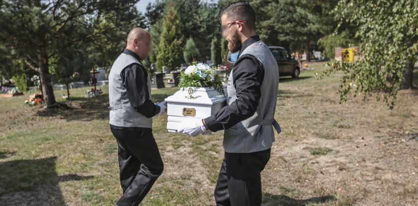 Ostatnie pożegnanie zabitego maluszka. Na trumience napis "Chłopczyk Jasiu"