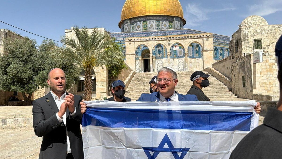 Izraelský minister národnej bezpečnosti Itamar Ben-Gvir drží izraelskú vlajku