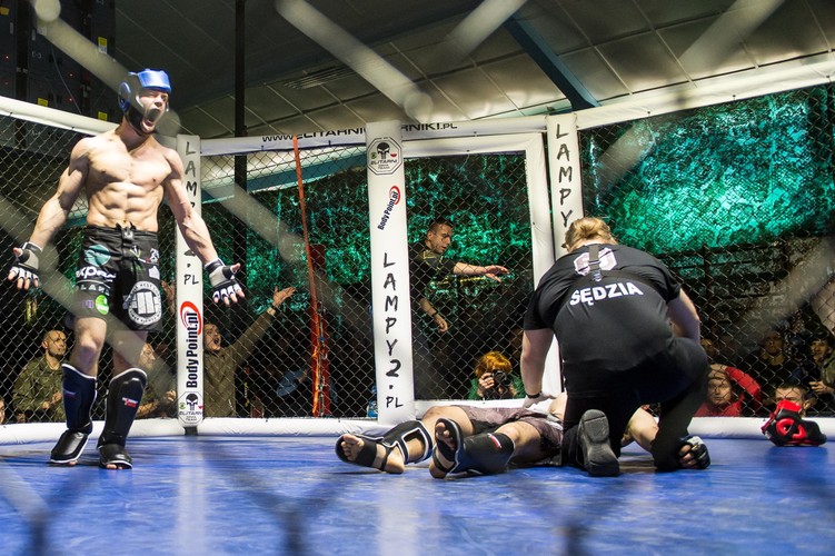 Polscy żołnierze biją się w klatce