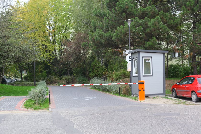 Mieszkańcy ul. Dembowskiego cieszą się, że szlaban na drodze blokuje dojazd do pobliskiej szkoły. Rodzice narzekają.