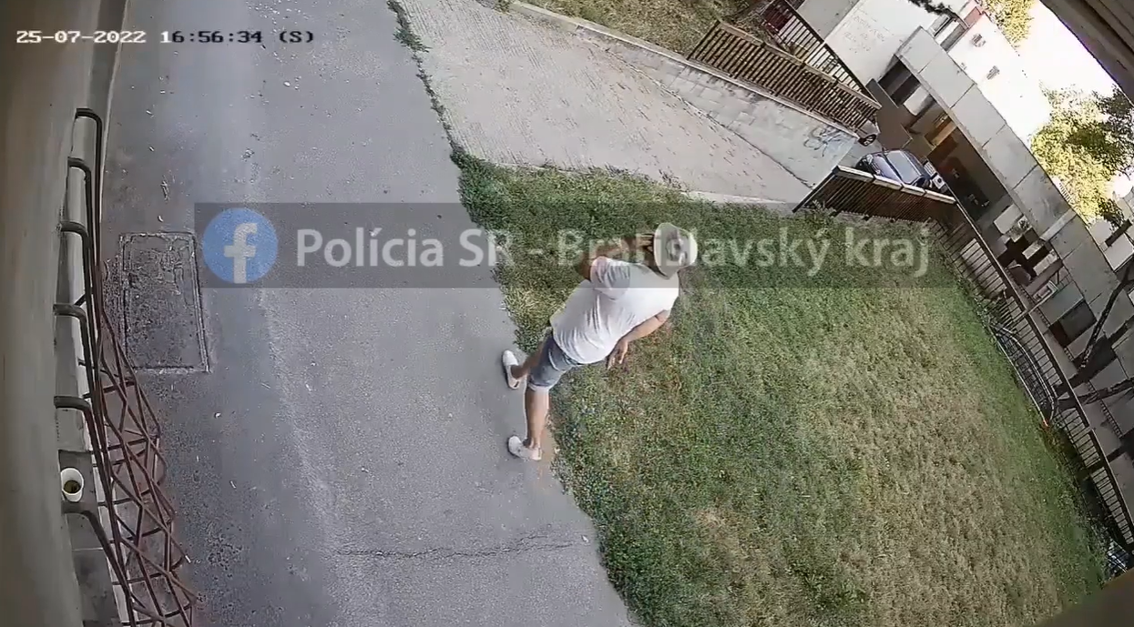 Seniorka z Petržalky vyhodila podvodníkovi z balkóna 11 000 eur.