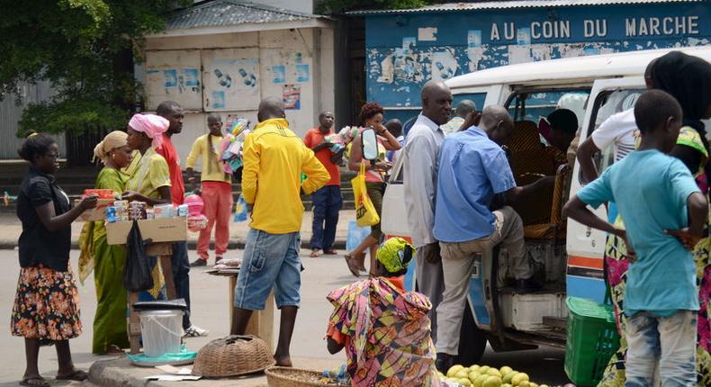 Vendors sell their merchandise and fruits at a bus terminal in Burundi's capital Bujumbura, January 29, 2016. REUTERS/Evrard Ngendakumana