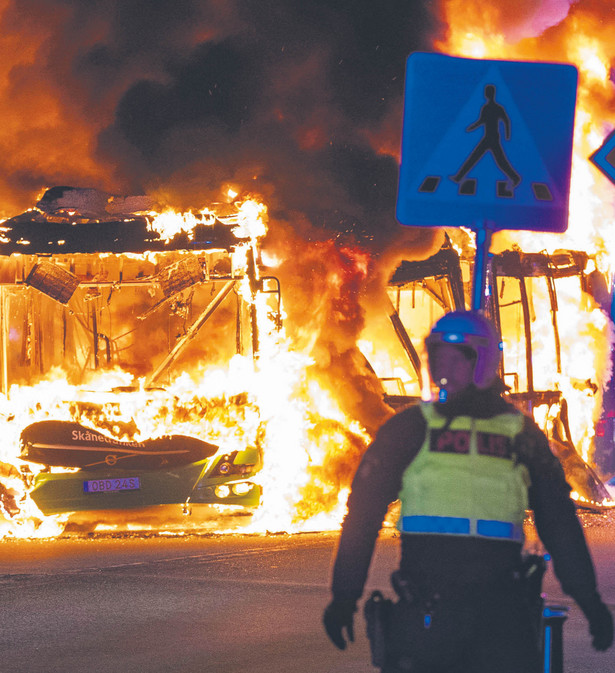 Co najmniej 40 osób zostało rannych w zamieszkach w Szwecji po spaleniu Koranu