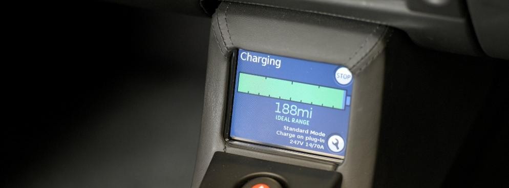 Wskaźnik poziomu naładowania baterii w Modelu X Tesli, który został zaprezentowany w salonie Tesla Motors w San Jose w Kalifornii. Tesla Motors planuje sprzedaż Modelu X, sportowego samochodu zasilanego energią elektryczną, już w 2013 roku.