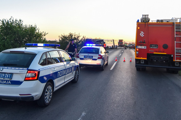 ZAVRŠIO U KANALU PORED PUTA Nesreća na putu Temerin - Sirig, jedno vozilo se prevrnulo na krov (VIDEO)