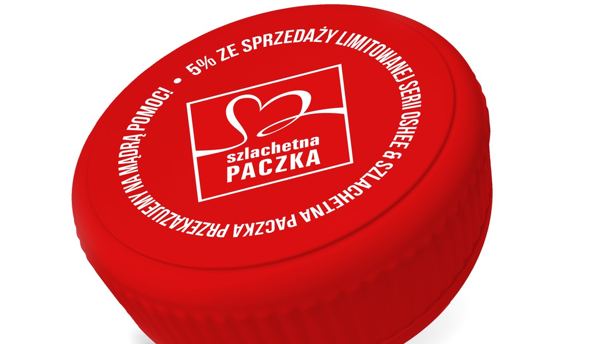 Od teraz każdy z nas może wesprzeć program SZLACHETNEJ PACZKI – wystarczy podczas codziennych zakupów sięgnąć po jeden z wybranych napojów marki OSHEE. Ze sprzedaży każdego oznakowanego logotypem SZLACHETNEJ PACZKI produktu firma przeznaczy 5 proc. przychodu na wsparcie inicjatywy.