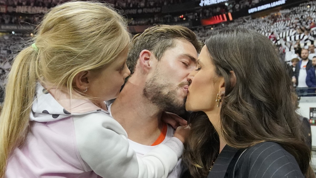 Najzgodnija manekenka mora da poštuje suluda pravila dečka fudbalera u krevetu