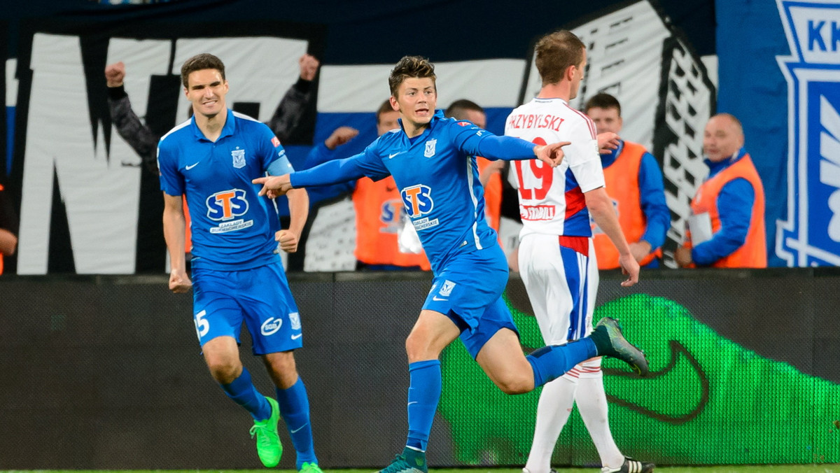 Broniący tytułu piłkarze Lecha Poznań wciąż zajmują ostatnie miejsce w tabeli ekstraklasy. W sobotnim meczu 10. kolejki tylko zremisowali na własnym stadionie ze sklasyfikowanym lokatę wyżej Górnikiem Zabrze 1:1.