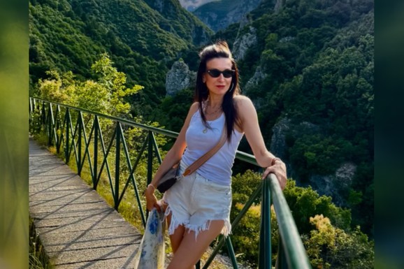 Poznata voditeljka (57) se razvela od biznismena, a sad POZIRA U ISCEPANOM ŠORTSU! Pokazala vrhunsku formu i izvajane noge