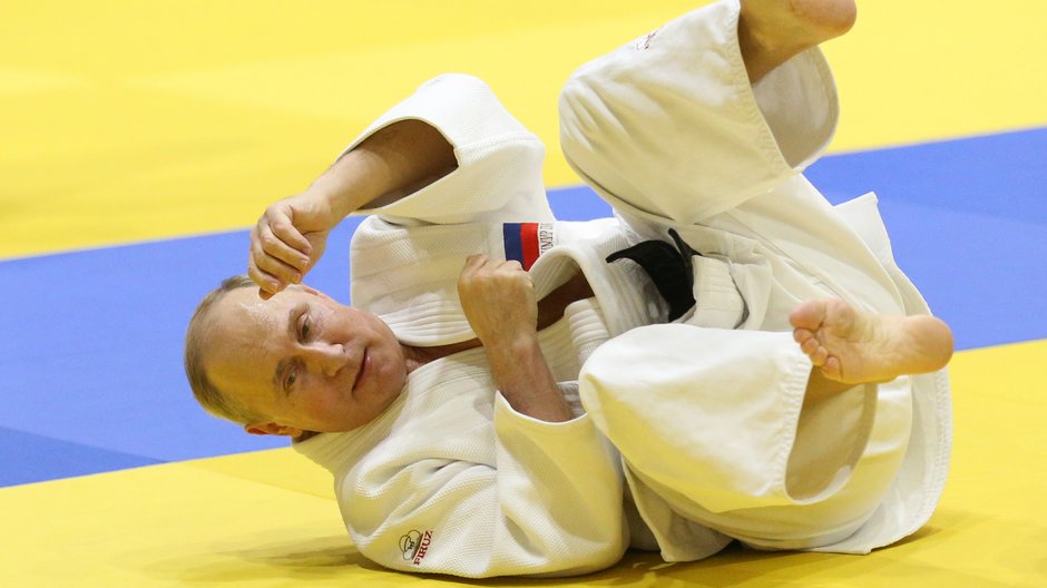 Władimir Putin od zawsze kreuje swój wizerunek mężczyzny prowadzącego zdrowy tryb życia. Na zdjęciu: Putin podczas zajęć judo w Soczi w 2019 r.