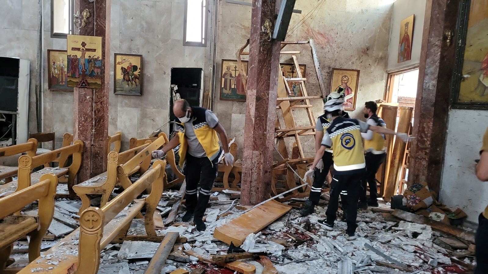 Záchranné jednotky zisťujú škody na kostole, v ktorom sa odohral samovražedný útok v Sýrii.