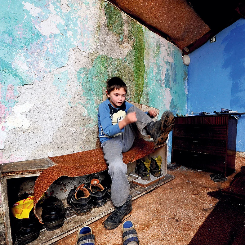 Sa drugom decom se druži samo u školi jer u zaseoku u kom živi nema njegovih vršnjaka