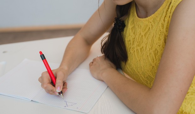 Svi znaju da je zbir uglova u trouglu 180 stepeni!