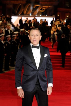 "Skyfall" i Bond w majtkach pod prysznicem