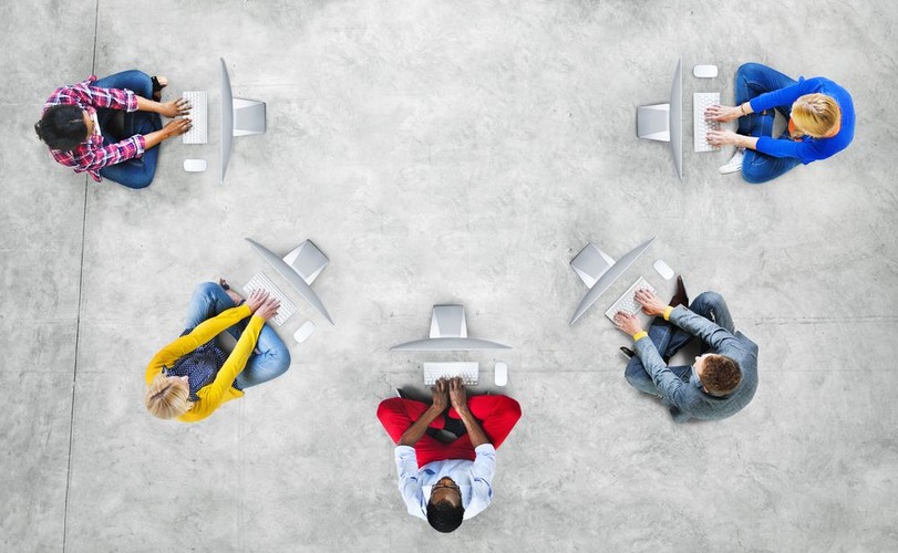 Pokolenie millenialsów nie boi się głośno krytykować. Jeśli zauważą braki w funkcjonowaniu firmy, zwrócą na nie uwagę i poinformują przedstawicieli firmy. Zadanie to ułatwia powszechny dostęp do Internetu oraz platformy, gdzie klienci mogą wyrażać swoje opinie. Jeśli dana firma jest obarczona zbyt dużym bagażem niekorzystnych opinii, wielu potencjalnych pracowników z pokolenia millenialsów może ją omijać szerokim łukiem. Podobny negatywny efekt firma może osiągnąć poprzez przeprowadzenie rozmowy kwalifikacyjnej, do której nie jest dobrze przygotowana. Millenialsi bardzo szybko wychwycą te niedociągnięcia, co może zaważyć na ich wyborze odpowiedniego pracodawcy.