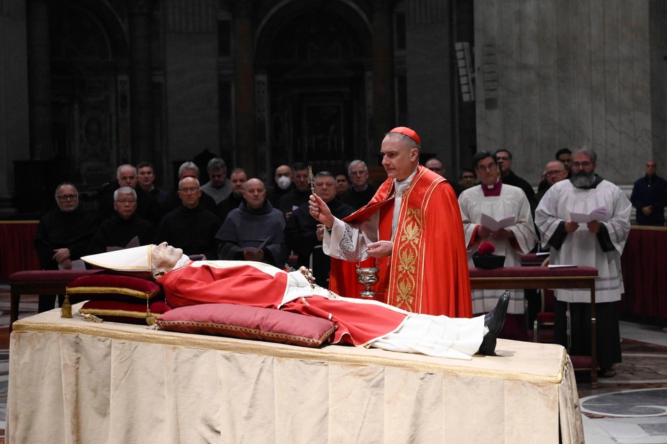 Pożegnanie zmarłego papieża emeryta Benedykta XVI