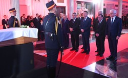 Kondukt żałobny z trumną Kornela Morawieckiego wyruszył sprzed Sejmu