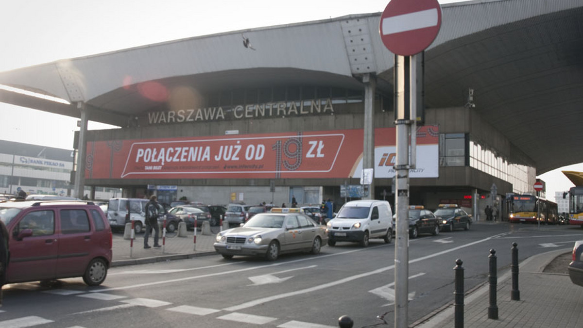 Już nie tylko wielka reklama, którą opakowano Dworzec Centralny, lecz także sam jego remont są przedmiotem sporu. Tak wyczekiwaną wcześniej inwestycję teraz obrzydza konflikt pomiędzy projektantami przebudowy i zarządcą budynku, spółką Dworzec Polski - czytamy na tvnwarszawa.pl.