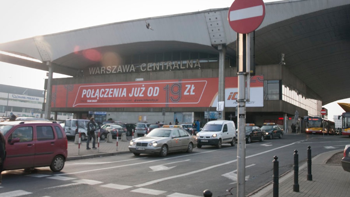 Uwaga pasażerowie! W nocy z 3 na 4 kwietnia autobusy linii nocnych N42, N43, N45 i N95 znikną z pętli przy Dworcu Centralnym. Wyjątkowo będą rozpoczynały kursy z przystanków w Al. Jerozolimskich. Zmiany związane są z remontem oświetlenia na pętli.