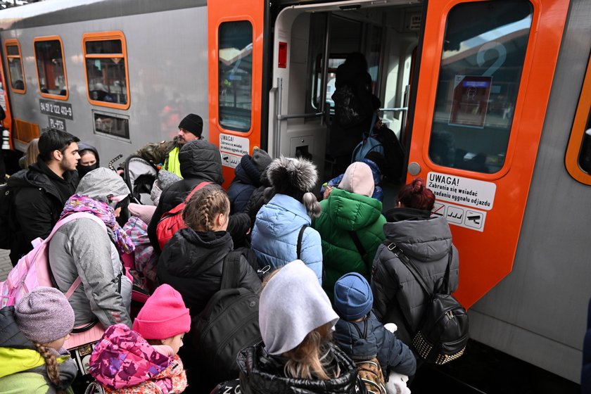 Podróż zatłoczonymi pociągami, godziny spędzone na chłodzie. Uchodźcy często przyjeżdżają do Polski przeziębieni i wyczerpani.