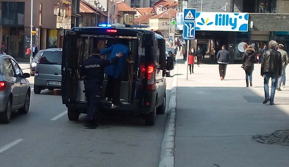 Policija odvodi staricu