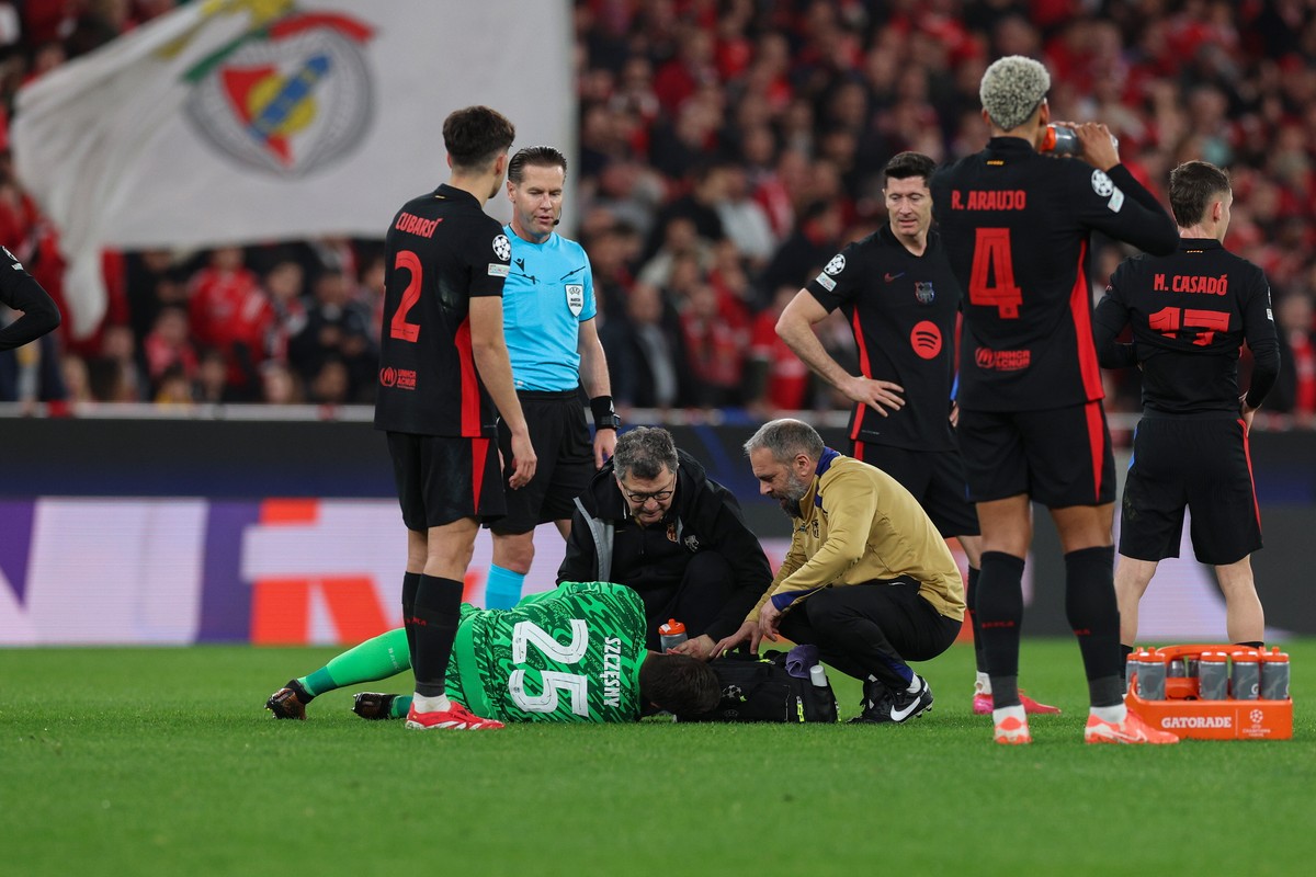 Wojciech Szczęsny leży na murawie