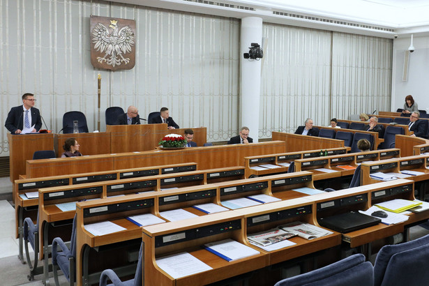 Kilkanaście poprawek do tych dwóch uzupełniających się ustaw zgłosił na plenarnym posiedzeniu Senatu Antoni Mężydło (PO-KO); były to poprawki proponowane przez biuro legislacyjne podczas posiedzenia senackiej komisji rolnictwa