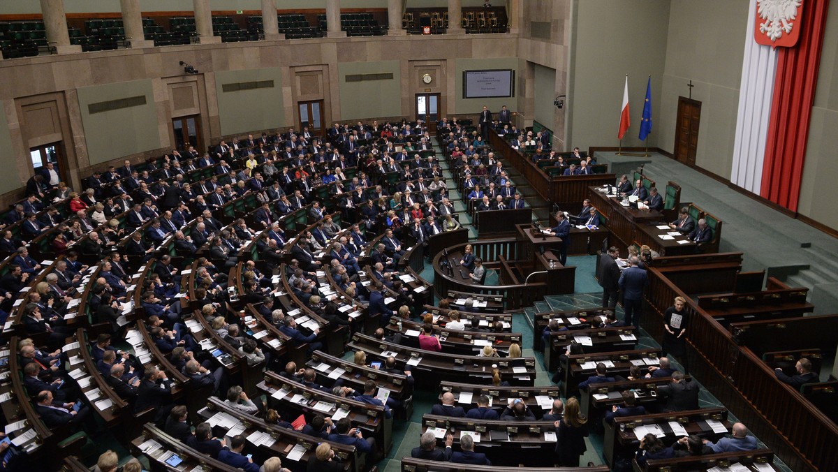 - Prawo i Sprawiedliwość oraz Platforma Obywatelska opowiedziały się za ustanowieniem 24 marca Narodowym Dniem Pamięci Polaków ratujących Żydów pod okupacją niemiecką. Projekt ustawy, którego drugie czytanie odbyło się we wtorek w Sejmie, wniósł prezydent Andrzej Duda.