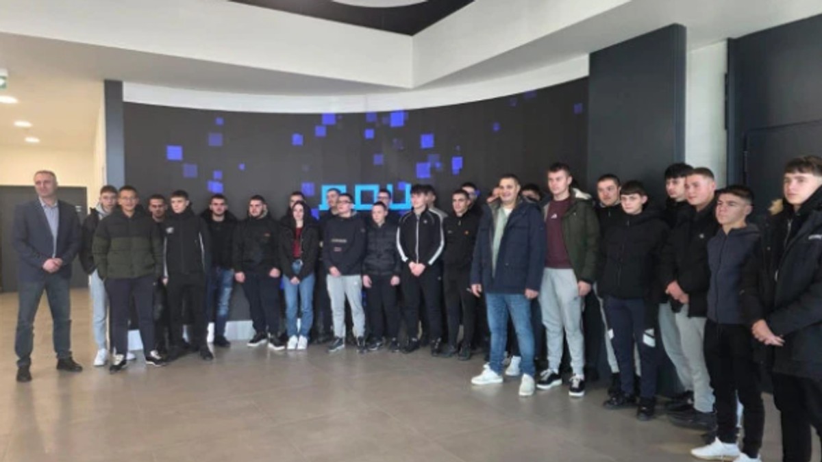 Patrijarh Porfirije primio decu vukovarske Tehničke škole