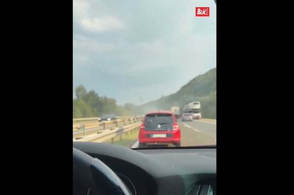 DRAMA NA AUTO-PUTU KOD NIŠA Zapalio se automobil, saobraćaj BLOKIRAN (VIDEO)