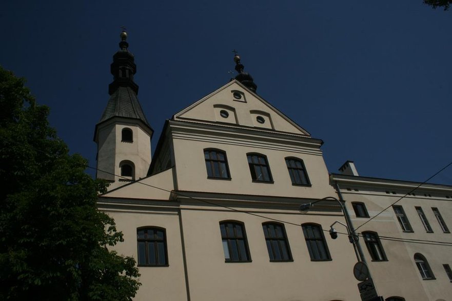 Nad kościołem na Wesołej pomieszczenia ma Szpital Uniwersytecki