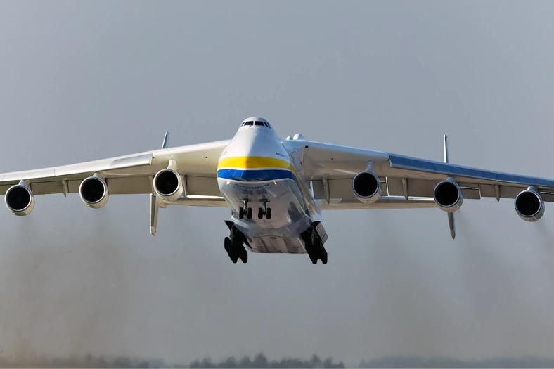 Antonow An-225 - największy samolot świata wylądował w Polsce. Pomoże w  walce z koronawirusem