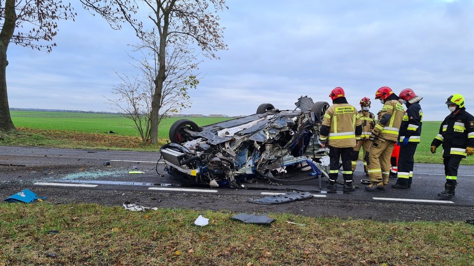 Peugeot dachował na DK22 fot. OSP Dobiegniew