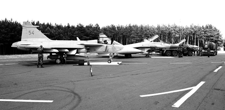 Szwedzki Saab JAS-39 Grippen.Na drugim planie polski Mig-29.DOL Kliniska, 22 czerwca 1999 r.