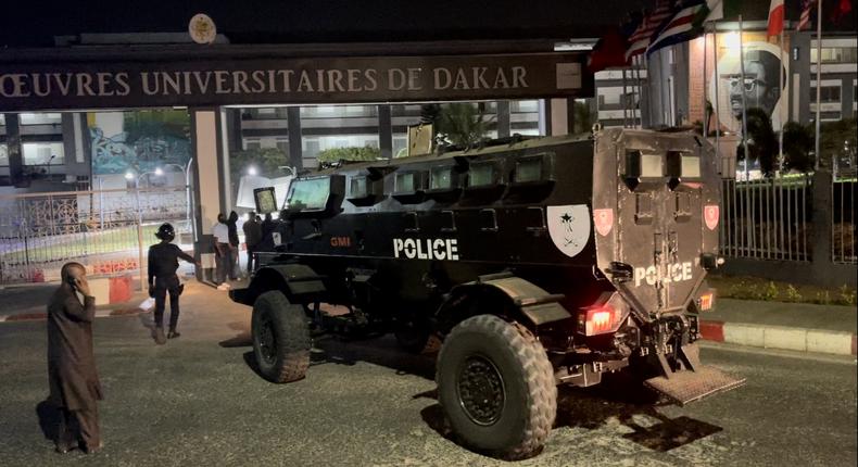 Un fourgon de la police garé devant l'université Cheikh Anta Diop de Dakar