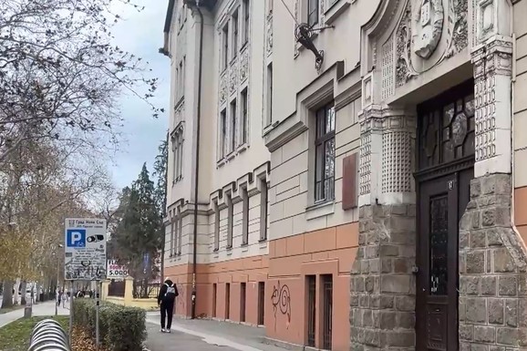 PROFESORU KOJI JE DECI POKAZIVAO PORNOGRAFIJU NIJE ODREĐEN PRITVOR Novosađani ZGROŽENI, oglasila se i škola: Evo koje mere su mu izrečene