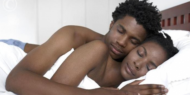 5 reasons why sleeping naked must be a routine