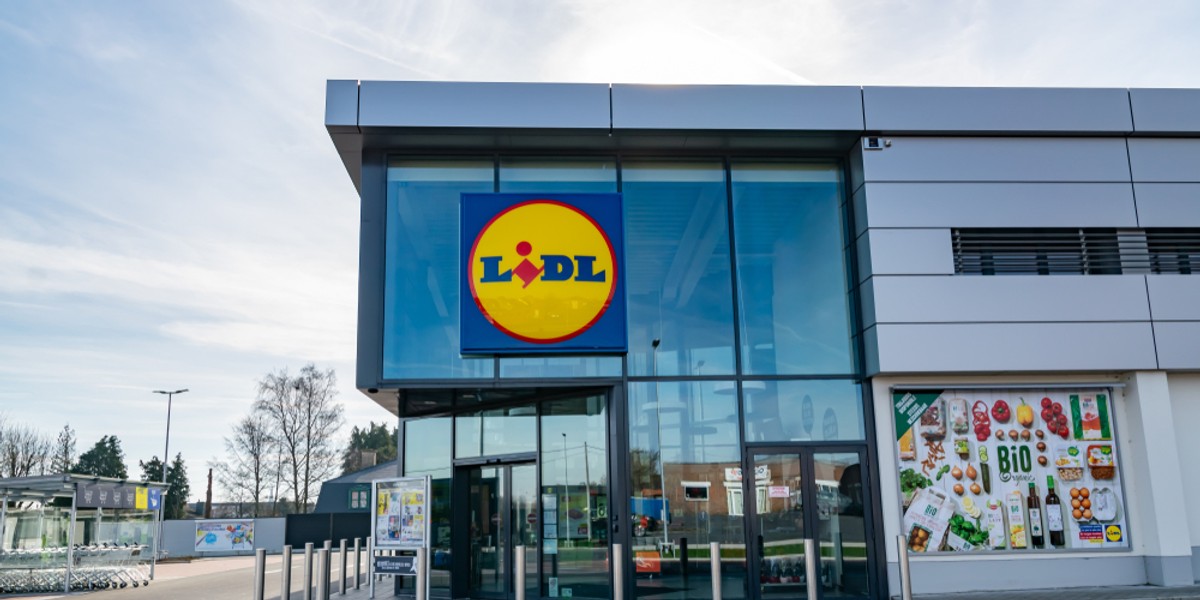 Dotychczas niemiecka sieć dyskontów oferowała usługę Lidl Pay tylko na jednym rynku - w Hiszpanii. W Polsce Lidl, który ma już u nas ponad 700 sklepów, udostępnił aplikację Lidl Plus. Teraz i u nas sieć testuje Lidl Pay. 