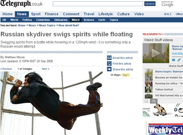Rosyjski spadochroniarz pije podczas skoku