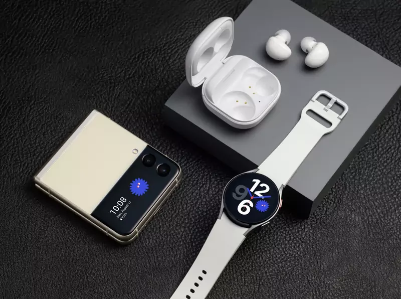 Bezprzewodowe udostępnianie energii pozwala na ładowanie słuchawek Galaxy Buds2 lub zegarka Galaxy Watch4, kładąc je na tylnej smartfonu